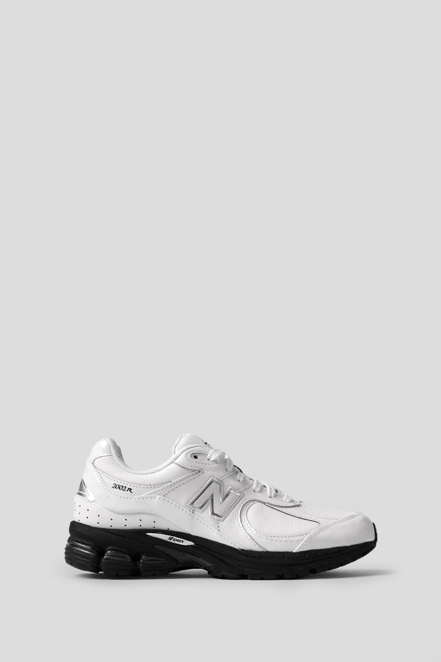 NEW BALANCE - WHITE AND SILVER METALLIC 2002RE SNEAKERS – LE