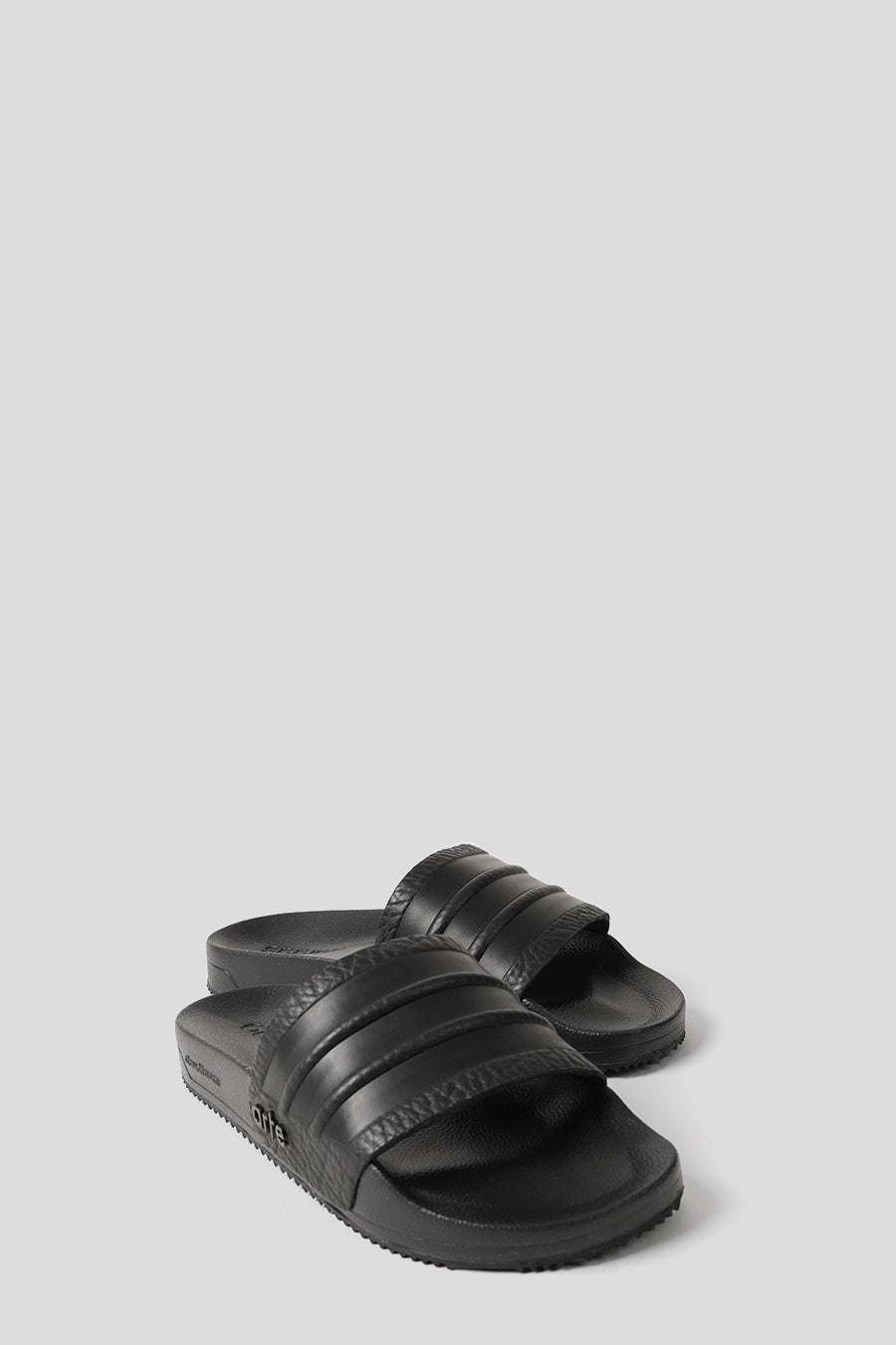 ADIDAS - CLAQUETTES ADILETTE X ARTE NOIRES - LE LABO STORE