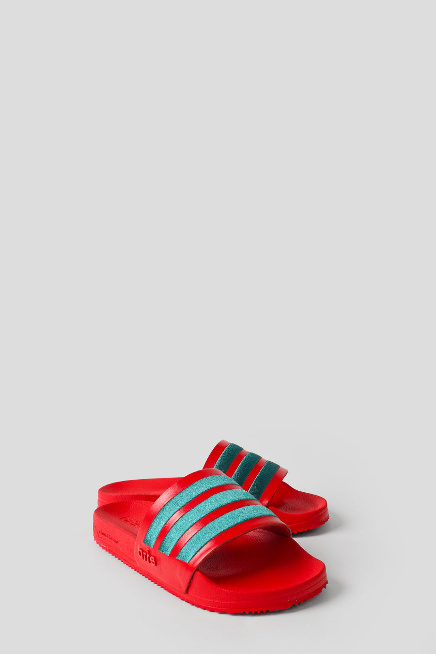 ADIDAS - CLAQUETTES ADILETTE X ARTE ROUGES - LE LABO STORE