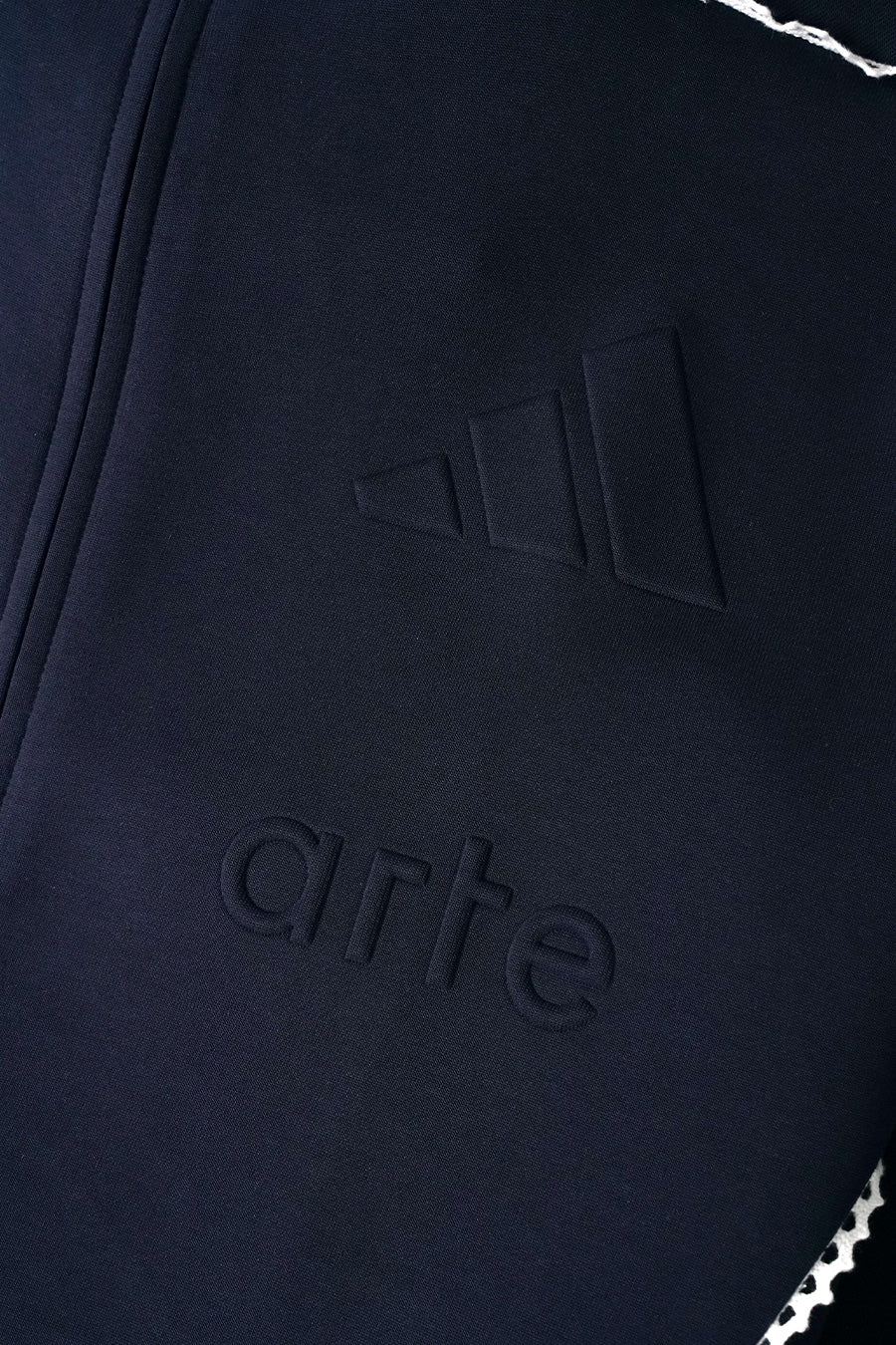 ADIDAS - VESTE ZIPPÉE ZNE FZ X ARTE BLEU MARINE ET BLANCHE - LE LABO STORE