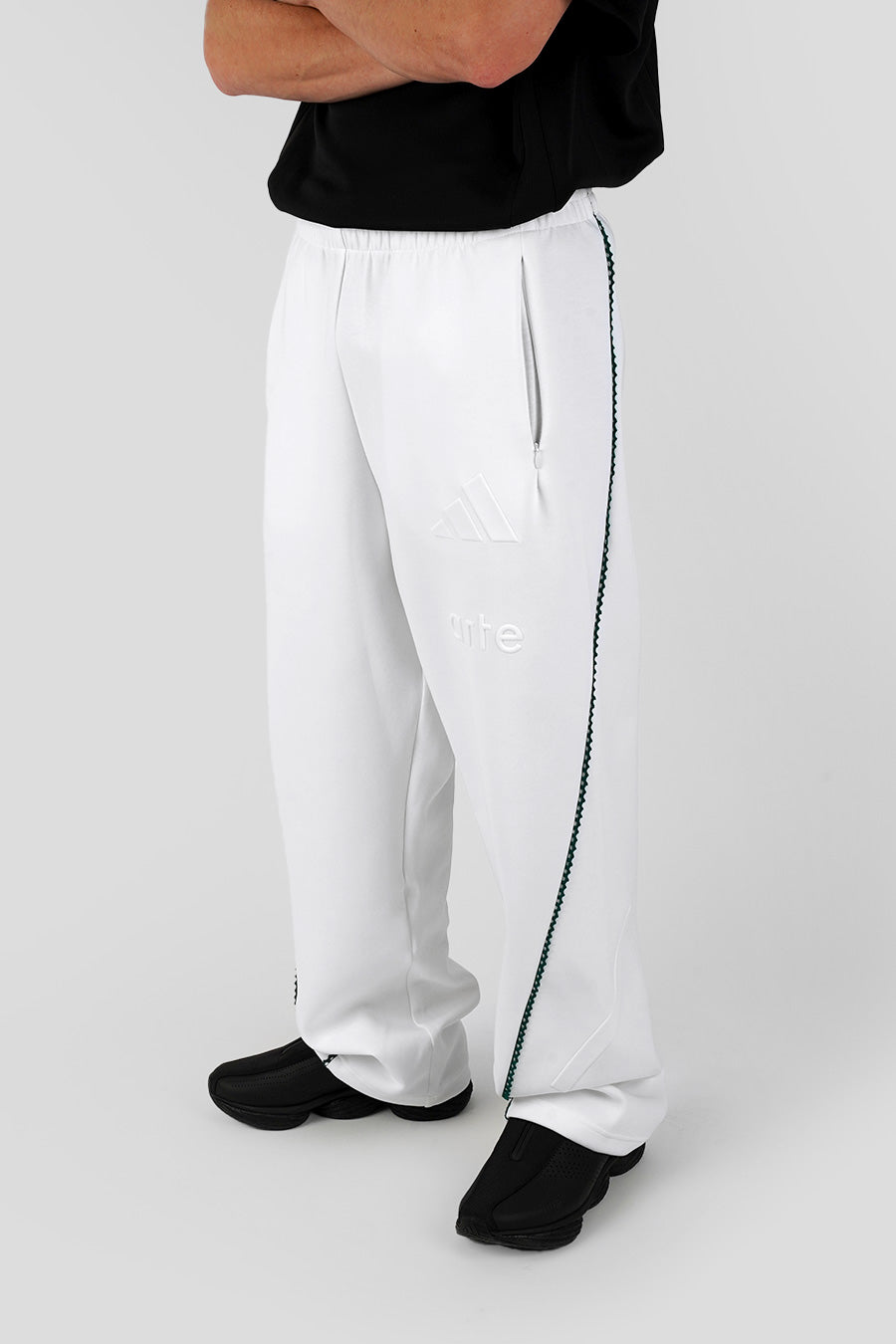 ADIDAS - PANTALON DE SURVÊTEMENT ZNE X ARTE BLANC ET VERT - LE LABO STORE