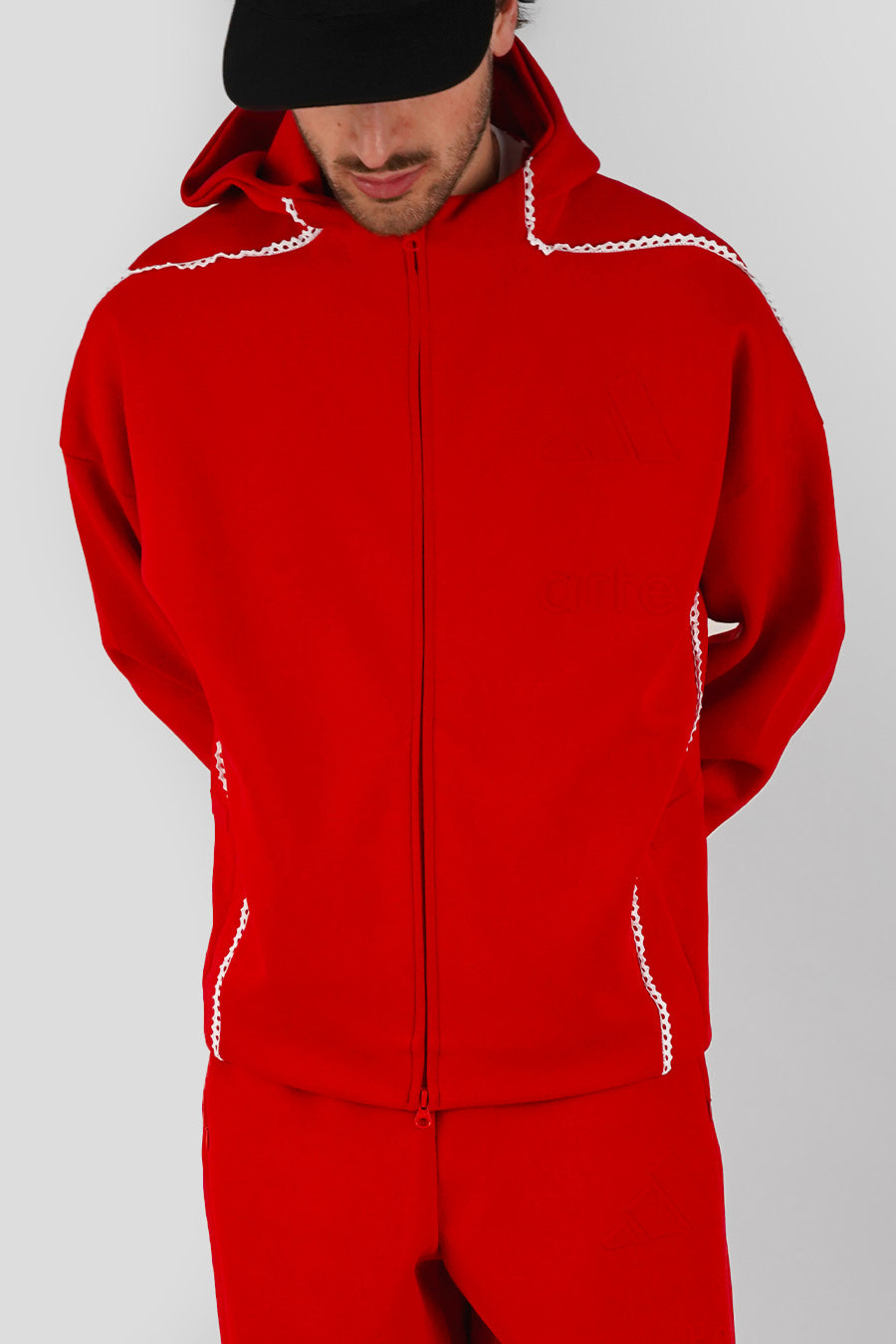 ADIDAS - VESTE ZIPPÉE ZNE FZ X ARTE ROUGE ET BLANCHE - LE LABO STORE