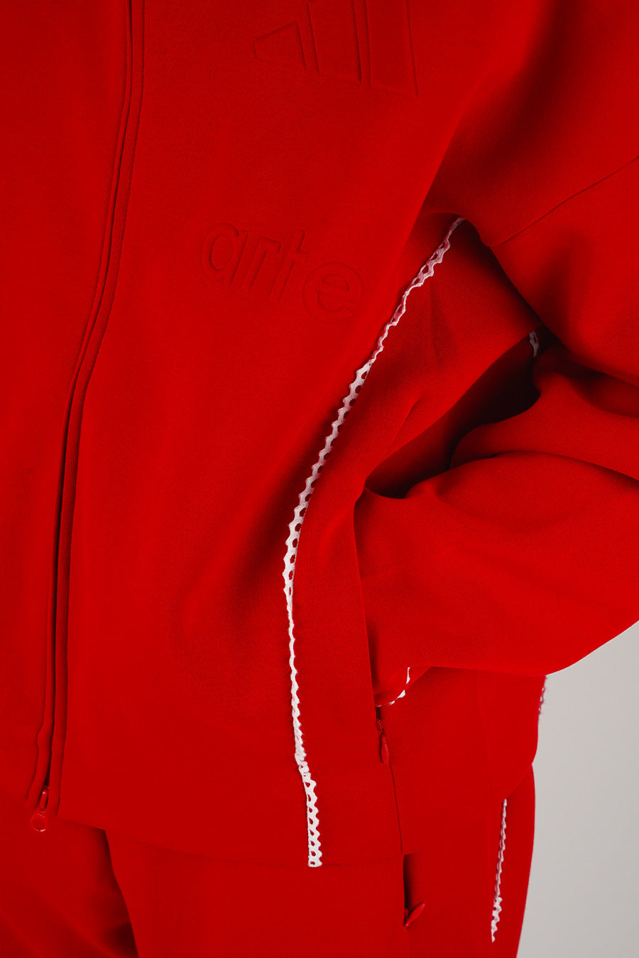 ADIDAS - VESTE ZIPPÉE ZNE FZ X ARTE ROUGE ET BLANCHE - LE LABO STORE