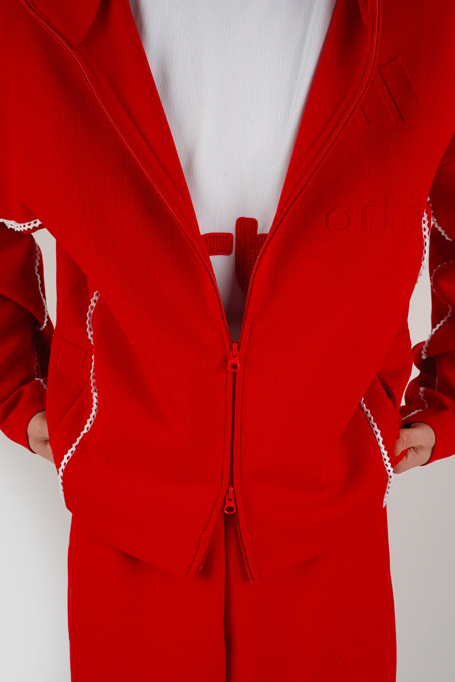 ADIDAS - VESTE ZIPPÉE ZNE FZ X ARTE ROUGE ET BLANCHE - LE LABO STORE