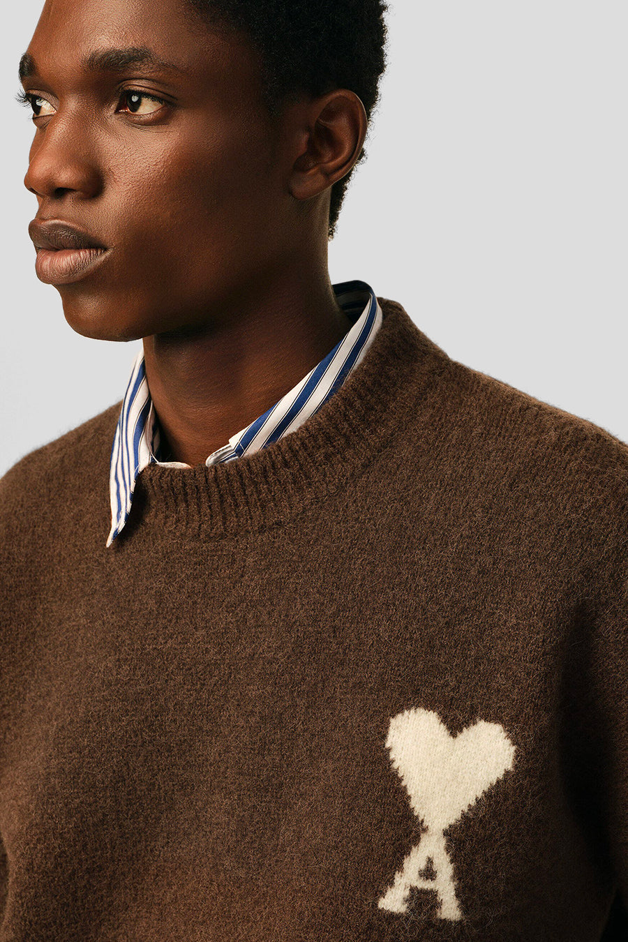 AMI PARIS - PULL COL ROND AMI DE COEUR CHOCOLAT ET ÉCRU - LE LABO STORE