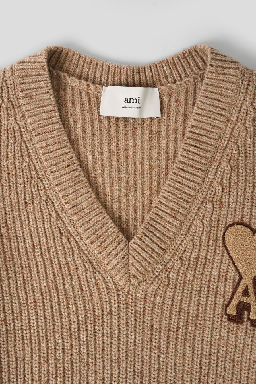 AMI PARIS - CAMEL V NECK COLLEGE AMI DE COEUR PULL - LE LABO STORE