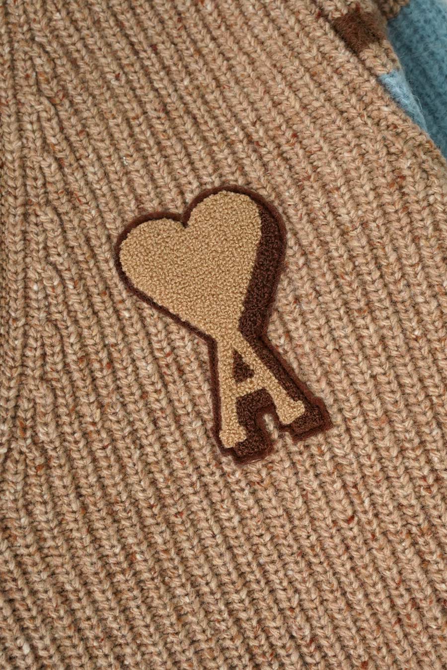 AMI PARIS - CAMEL V NECK COLLEGE AMI DE COEUR PULL - LE LABO STORE