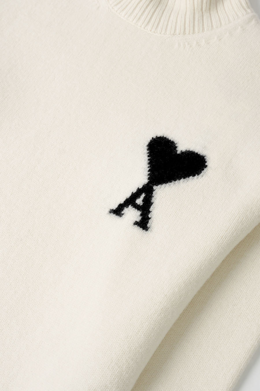 AMI PARIS - PULL COL CHEMINÉE AMI DE COEUR ÉCRU ET NOIR - LE LABO STORE