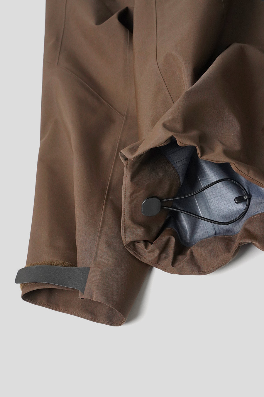 Arc'teryx - VESTE ALPHA SV CAROB, BLACK ET DYNASTY - LE LABO STORE