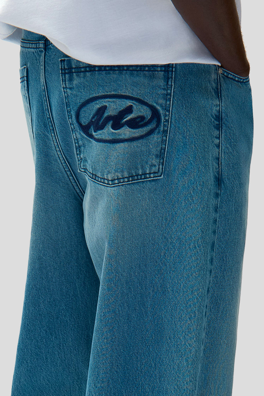 Arte - JEAN CIRCLE LOGO POCKET DENIM BLEACH - LE LABO STORE
