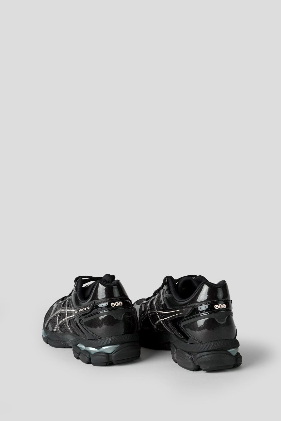 Asics - SNEAKERS GEL-CUMULUS 16 GRAPHITE GREY ET BLACK - LE LABO STORE