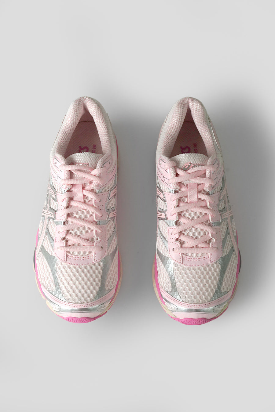 Asics - SNEAKERS GEL-CUMULUS 16 PALE PINK ET PINK SALT - LE LABO STORE