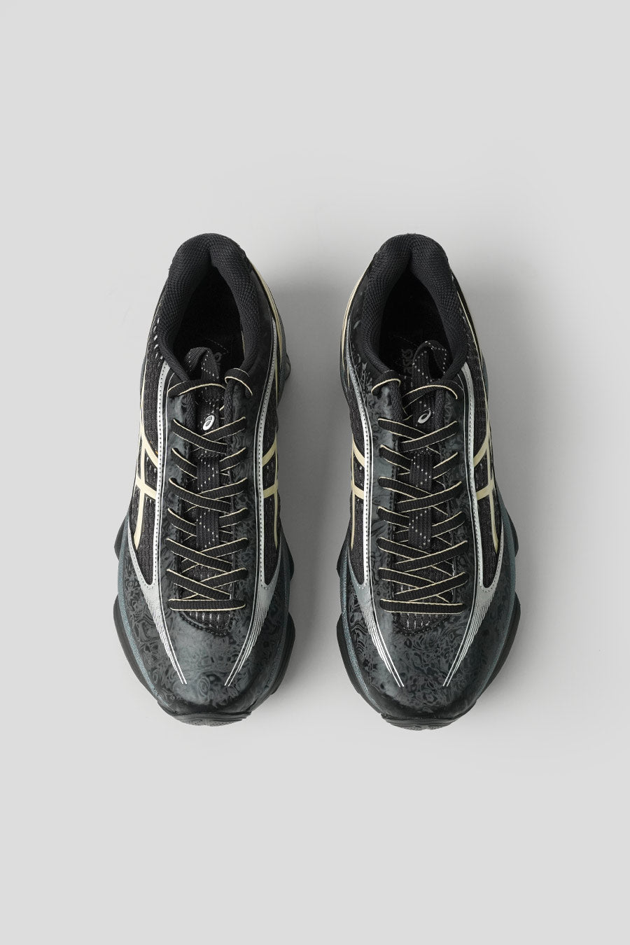 Asics - BLACK AND VANILLA US6-S GEL-KINETIC FLUENT SNEAKERS