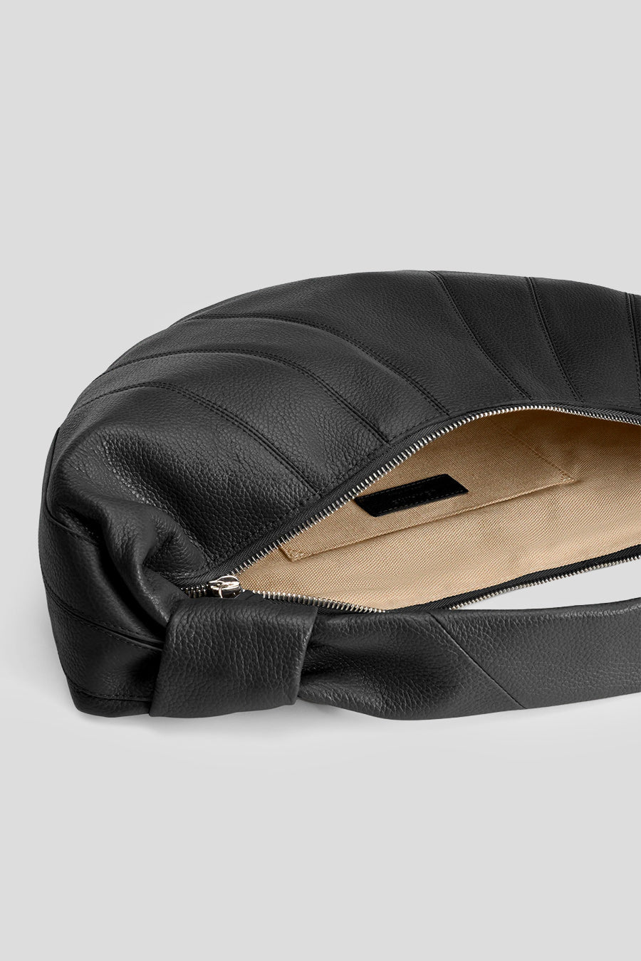 LEMAIRE - SAC FORTUNE CROISSANT GRAINÉ NOIR - LE LABO STORE