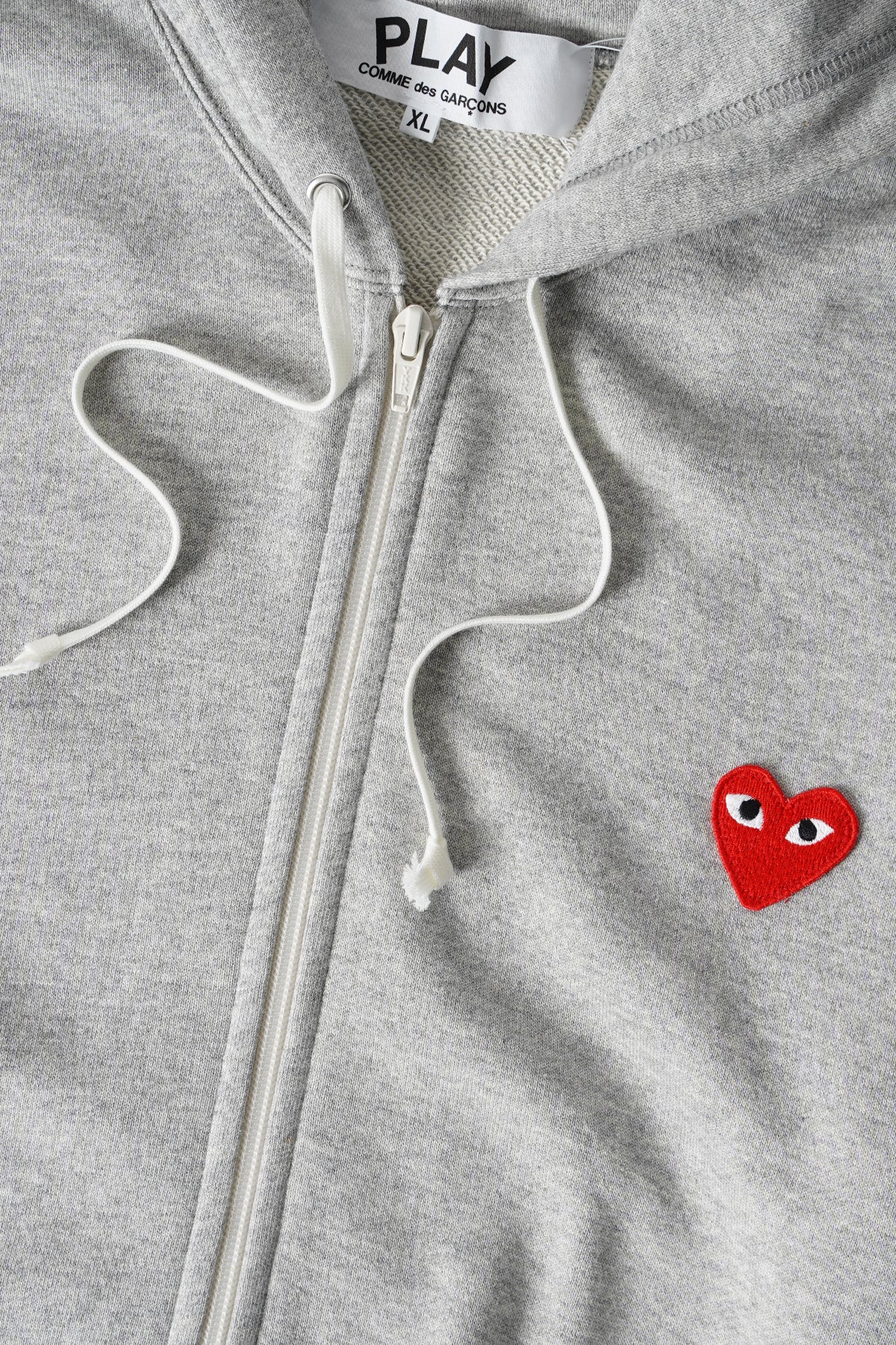 Comme des garçons PLAY - HOODIE ZIP GRIS COEUR ROUGE - LE LABO STORE