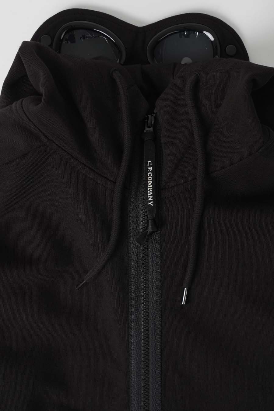 CP COMPANY - BLACK ZIP GOGGLE DIAGONAL RAISED HOODI - LE LABO STORE