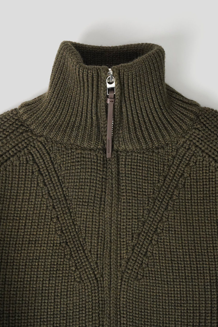 Jacquemus - LE CARDIGAN ZIPPÉ MERINO KHAKI FONCÉ - LE LABO STORE