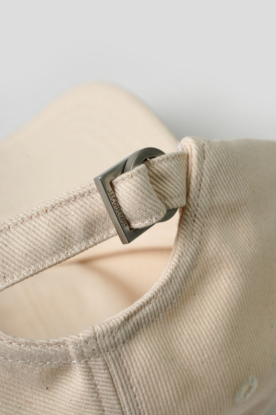 Jacquemus - LE CASQUETTE GADJO BLANC CASSÉ - LE LABO STORE