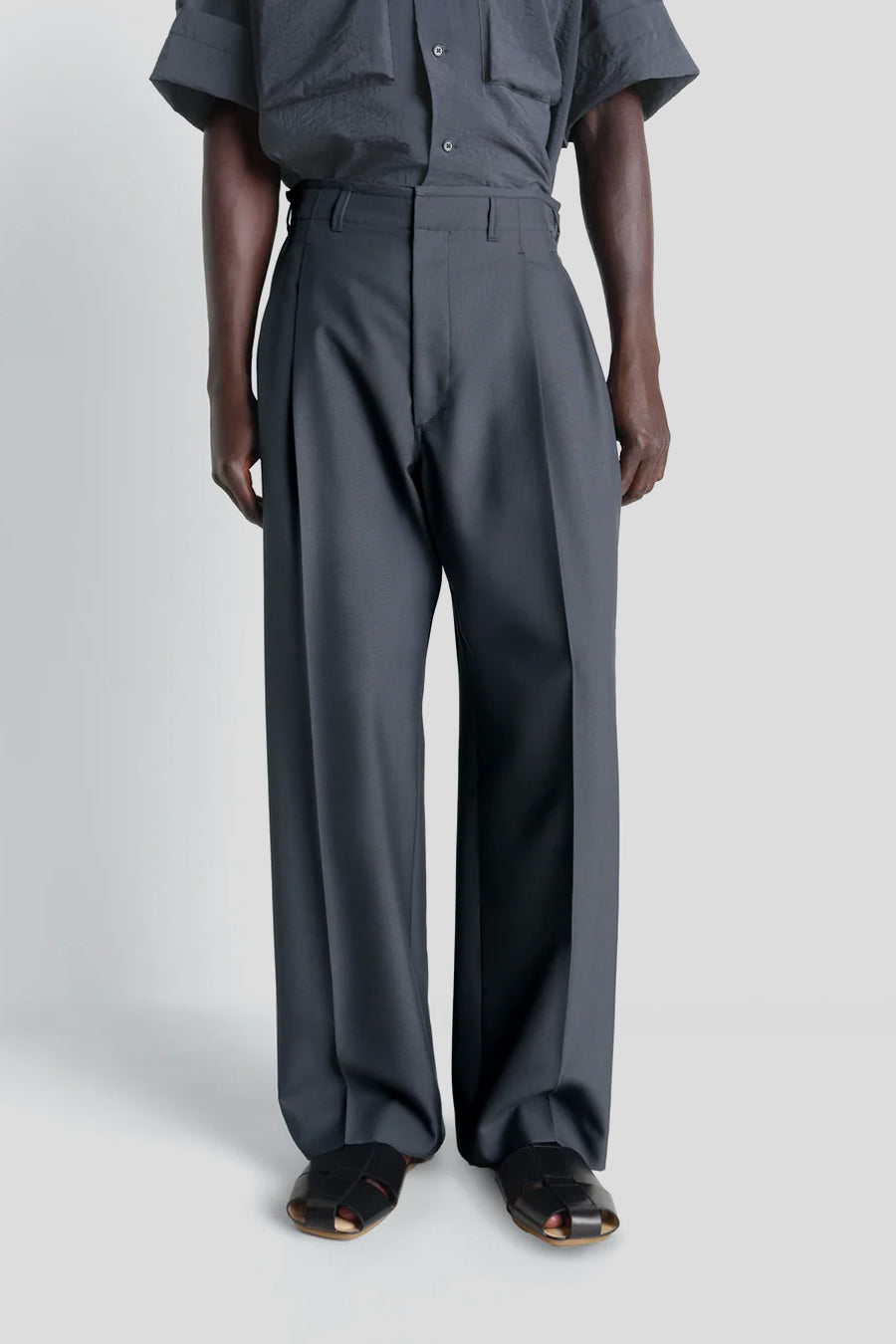 LEMAIRE - PANTALON PLEATED TAILORED GRIS FONCÉ - LE LABO STORE