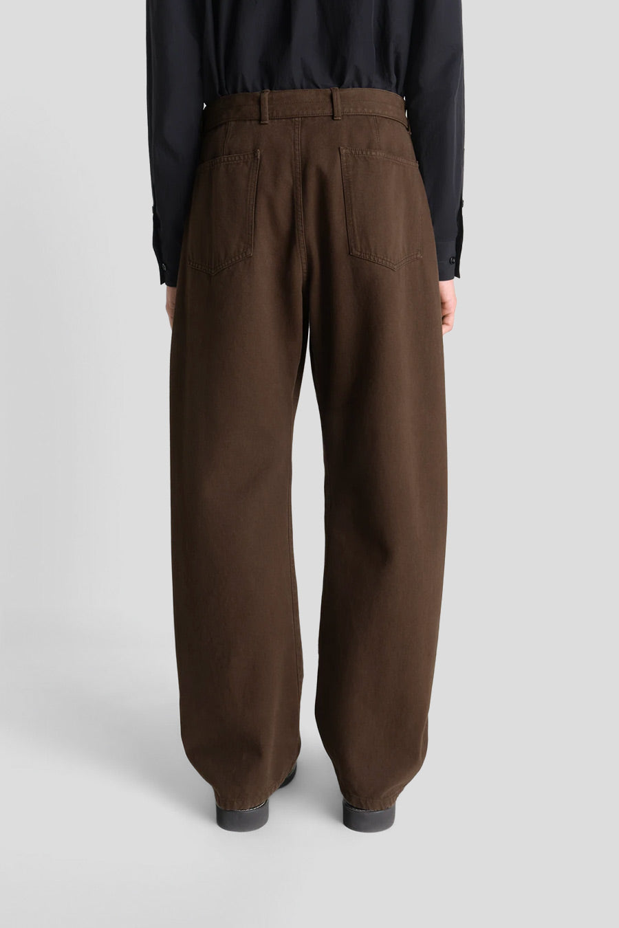 LEMAIRE - PANTALON TWISTED BELTED CACAO - LE LABO STORE