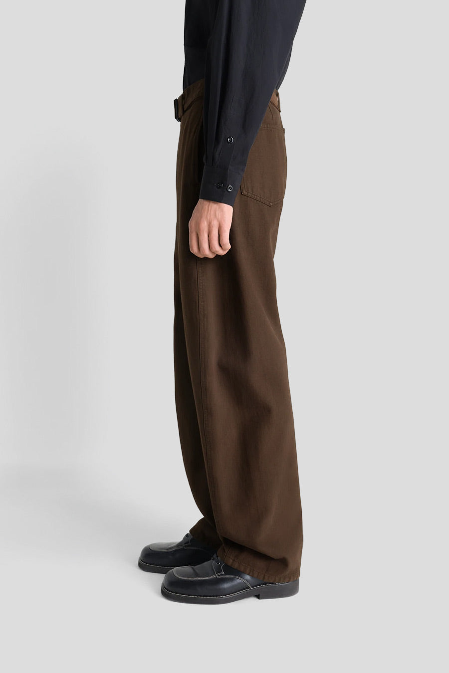 LEMAIRE - PANTALON TWISTED BELTED CACAO - LE LABO STORE