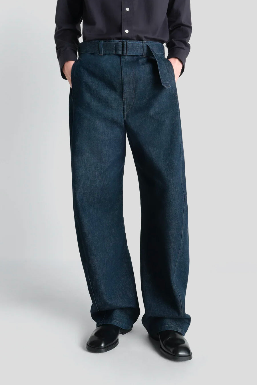 LEMAIRE - PANTALON TWISTED BELTED DENIM INDIGO - LE LABO STORE