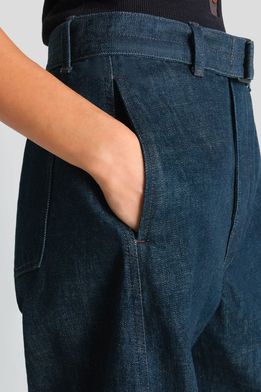 LEMAIRE - PANTALON TWISTED BELTED DENIM INDIGO - LE LABO STORE