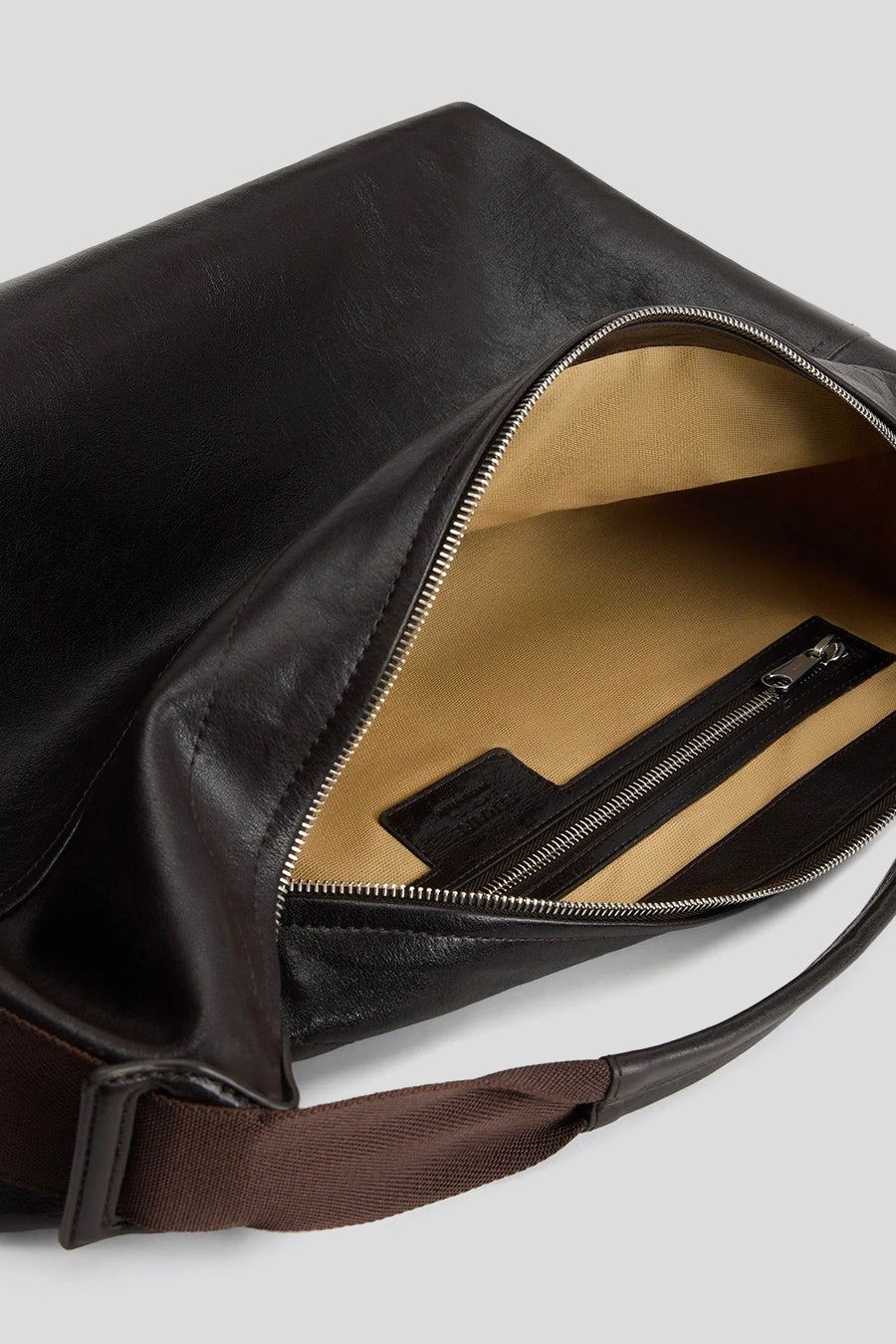 LEMAIRE - SAC BERLINGOT HOBO EN CUIR DARK CHOCOLATE - LE LABO STORE