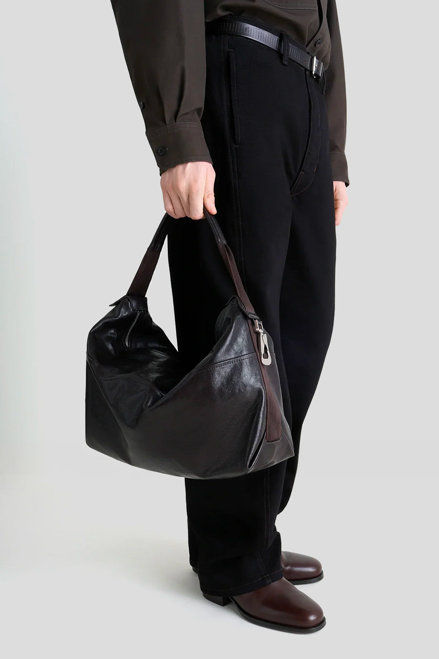 LEMAIRE - SAC BERLINGOT HOBO EN CUIR DARK CHOCOLATE - LE LABO STORE