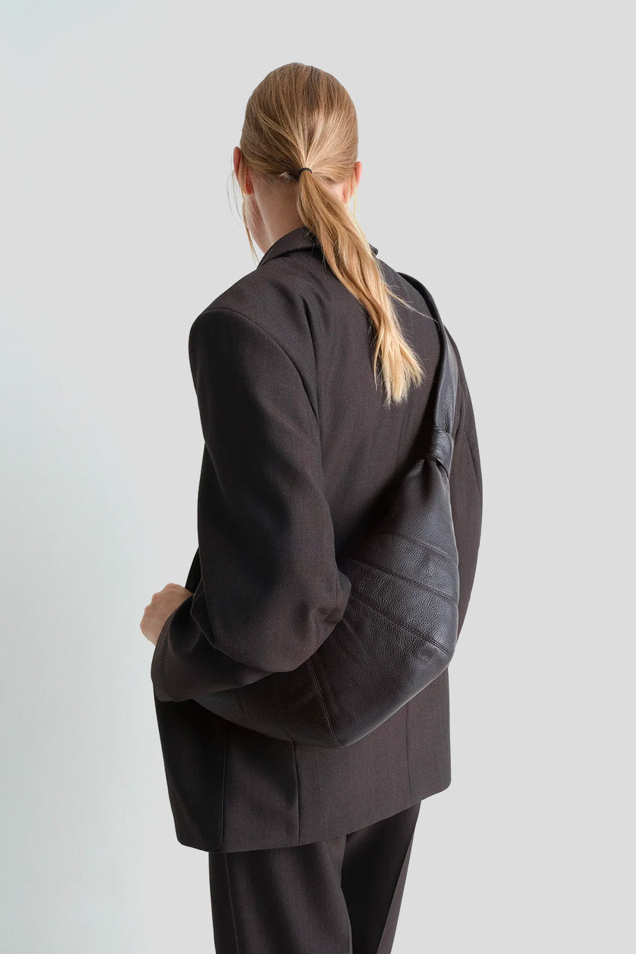 LEMAIRE - SAC MEDIUM CROISSANT CHOCOLAT FONCÉ - LE LABO STORE