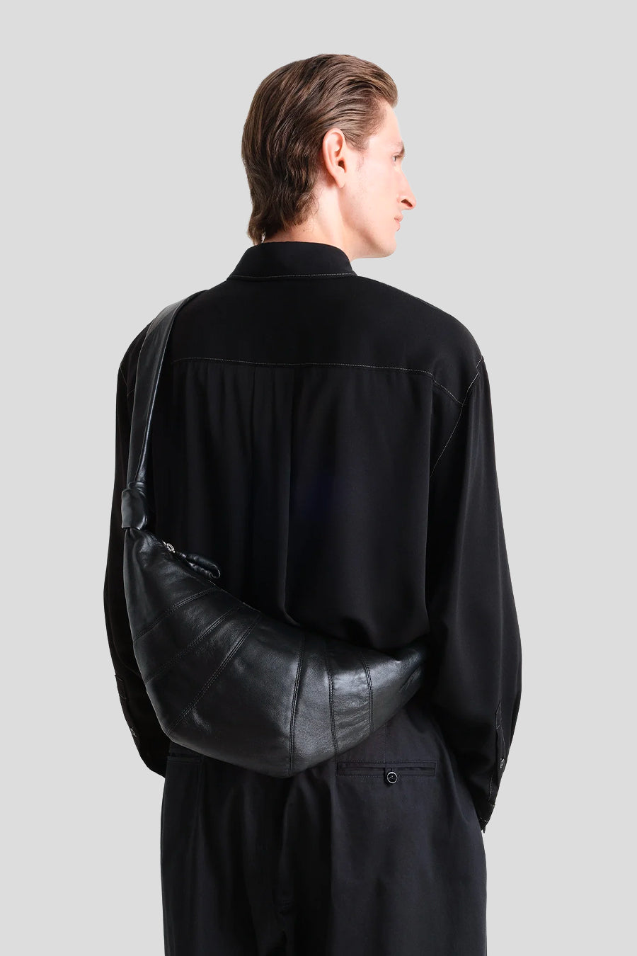 LEMAIRE - SAC MEDIUM CROISSANT NOIR LISSE - LE LABO STORE