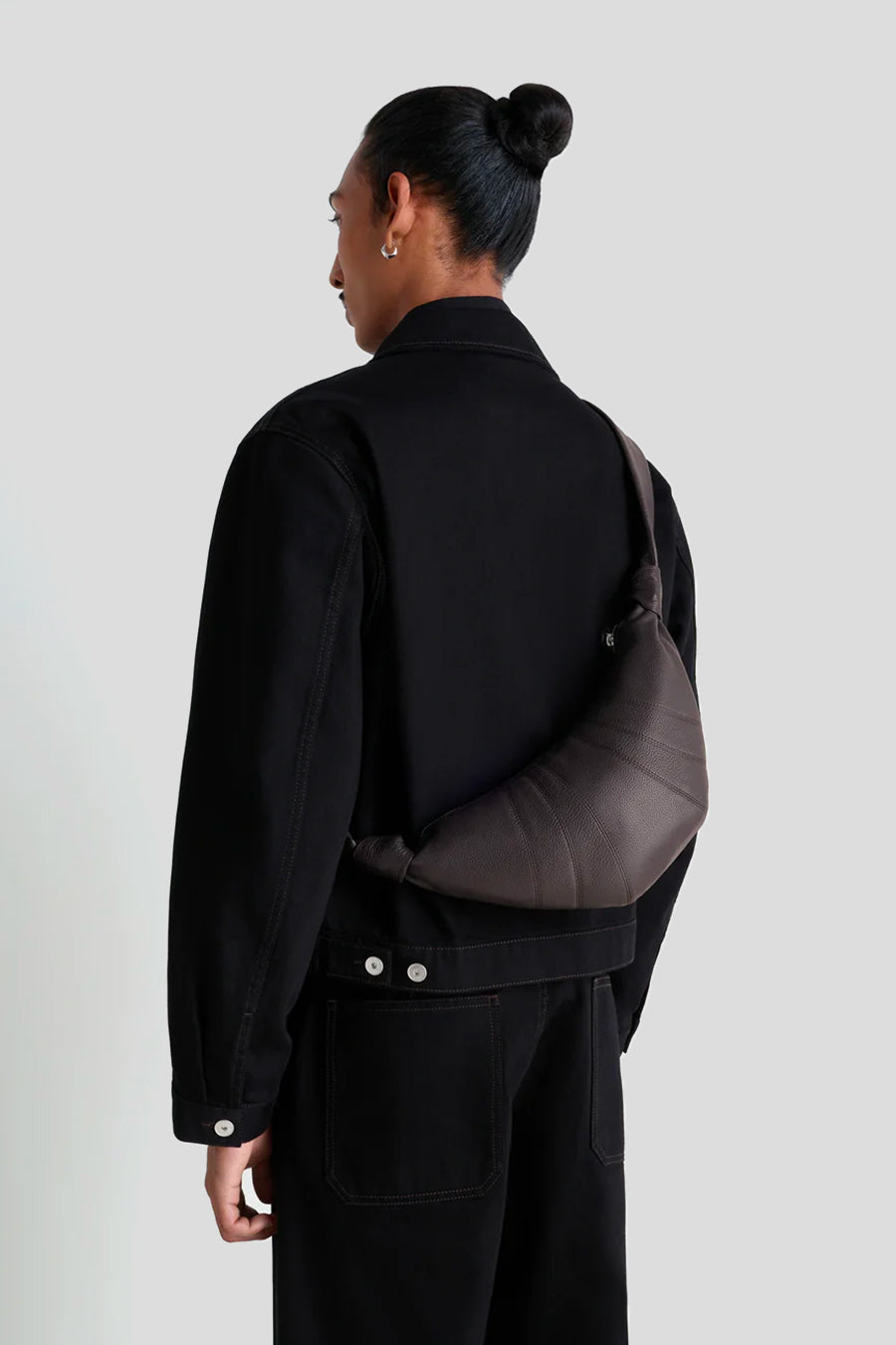 LEMAIRE - SAC SMALL CROISSANT GRAINED CHOCOLAT FONCÉ - LE LABO STORE