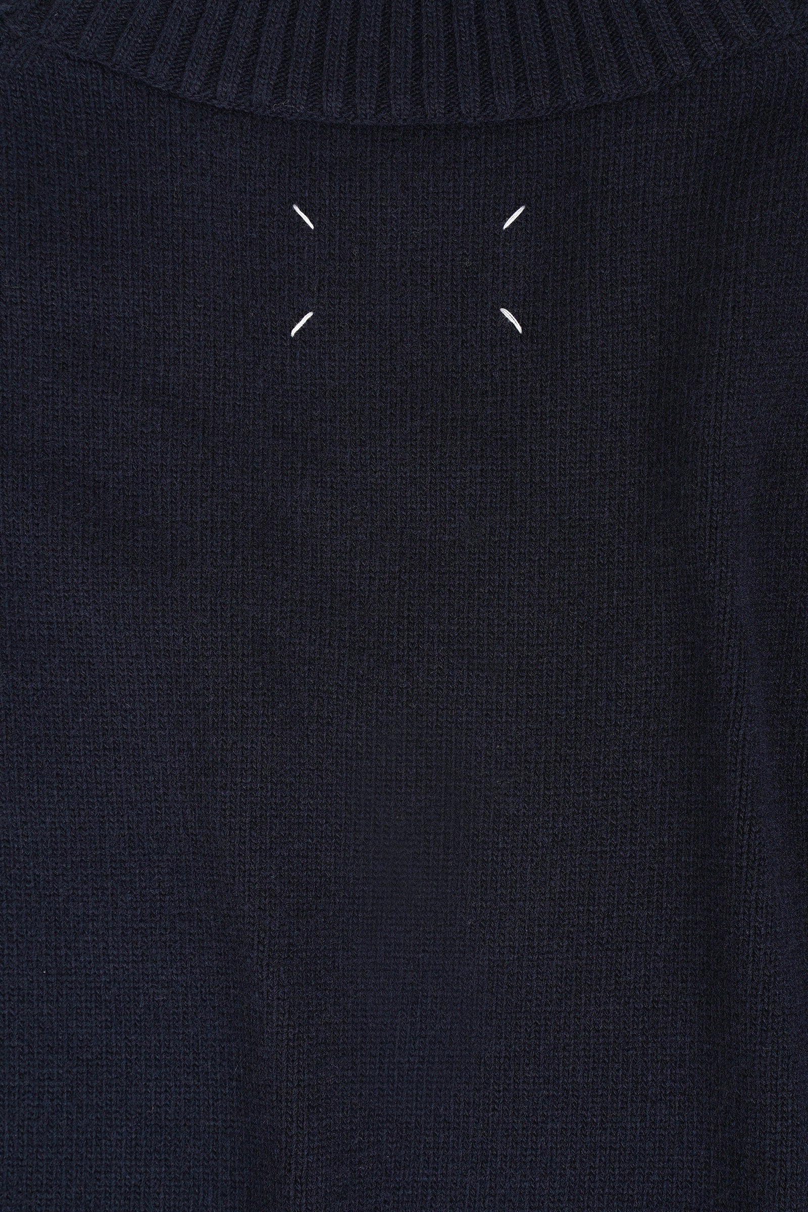 Maison Margiela - V-NECK TABARD MARINE - LE LABO STORE