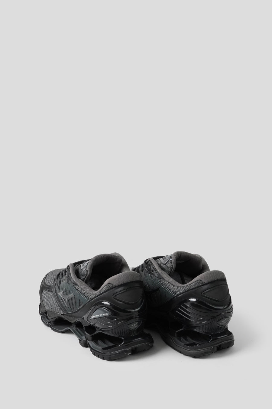 Mizuno - SNEAKERS WAVE PROPHECY LS IRON GATE, BLACK ET BLACK SAND - LE LABO STORE