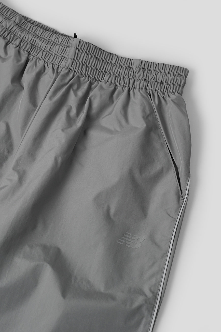 NEW BALANCE - GREY ELUSIVE SHELL TRACK PANT - LE LABO STORE