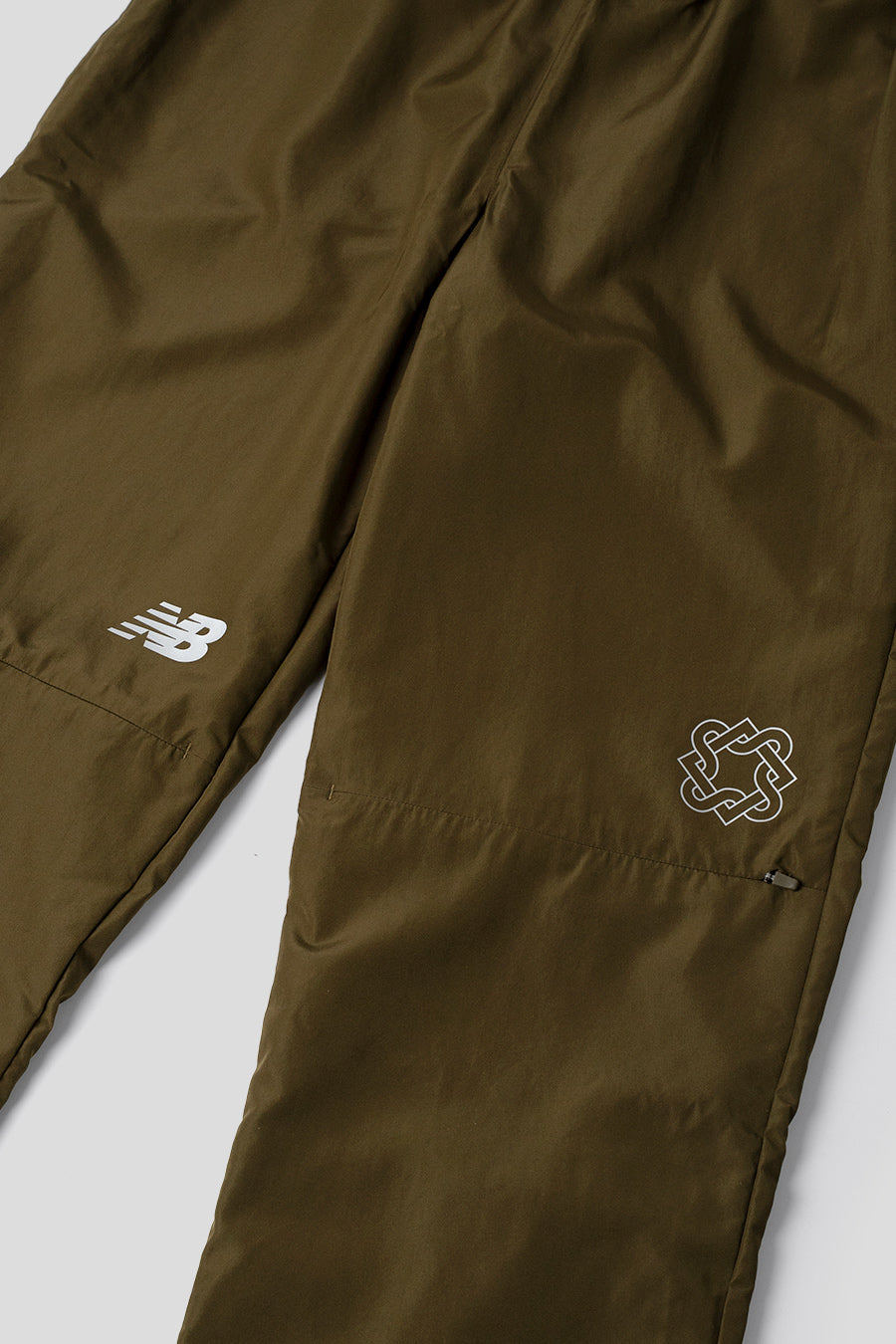 NEW BALANCE - PANTALON DE SURVÊTEMENT TRAINING NB X LACK OF GUIDANCE AVOCAT - LE LABO STORE