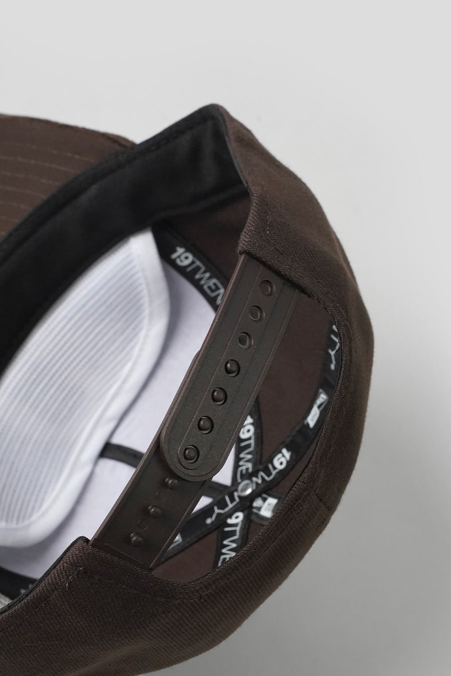 NEW ERA - CASQUETTE 19TWENTY CHICAGO CUBS MLB MARRON - LE LABO STORE