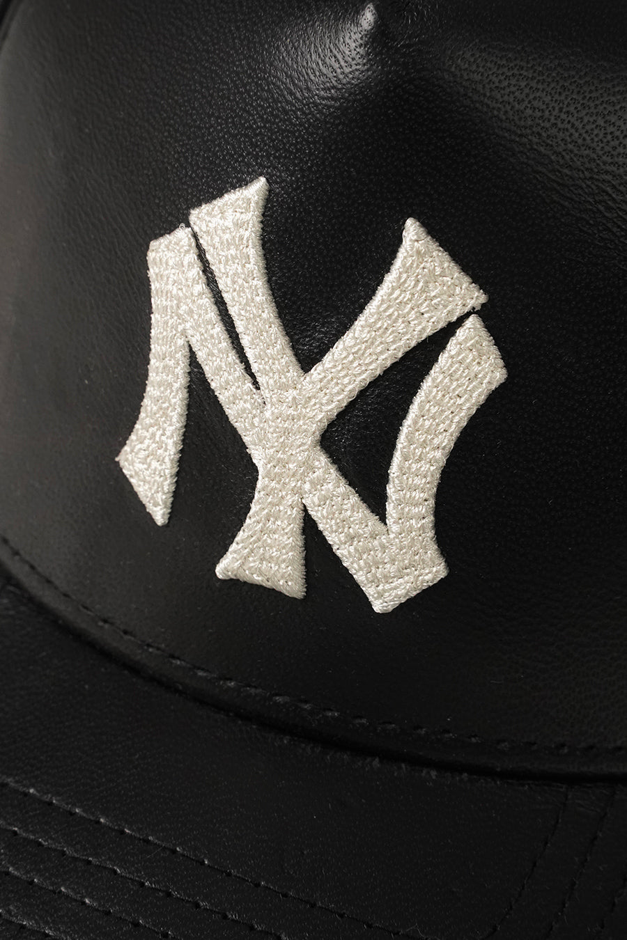NEW ERA - CASQUETTE 9FORTY E-FRAME MLB NEW YORK YANKEES EN CUIR NOIRE - LE LABO STORE