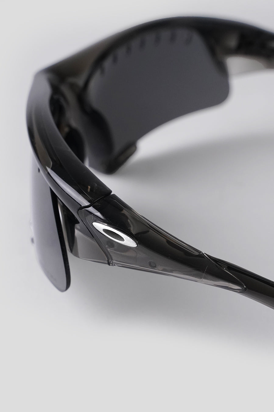 OAKLEY - SUTURE JACKET™ X SATISFY GREY SMOKE /W PRIZM BLACK VENTED - LE LABO STORE