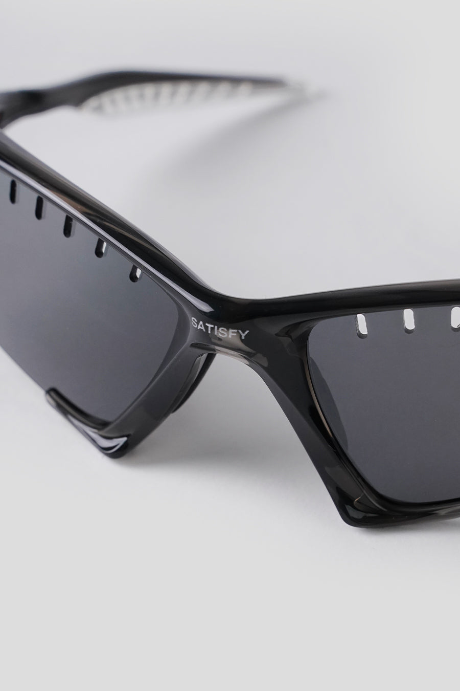 OAKLEY - SUTURE JACKET™ X SATISFY GREY SMOKE /W PRIZM BLACK VENTED - LE LABO STORE