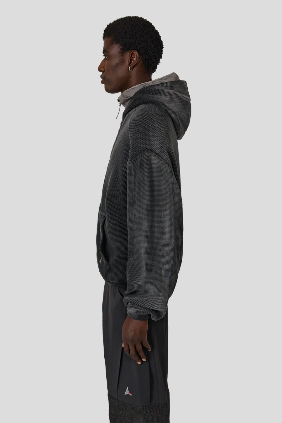 ROA HIKING - SWEAT À CAPUCHE ZIPPÉ GAUFRÉ BEE SUN NOIR - LE LABO STORE