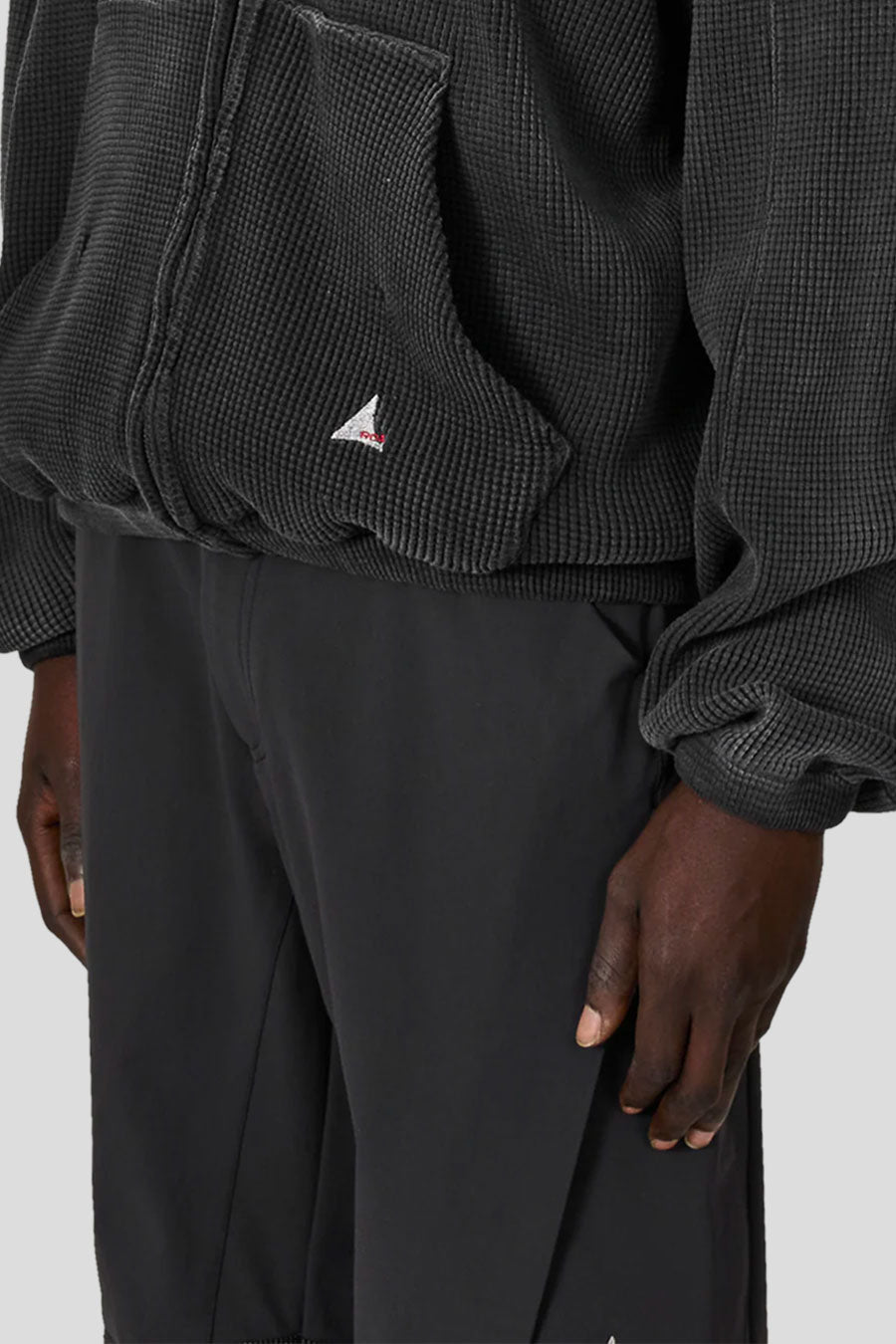 ROA HIKING - BLACK BEE SUN FADED WAFFLE ZIP UP HOODIE  - LE LABO STORE