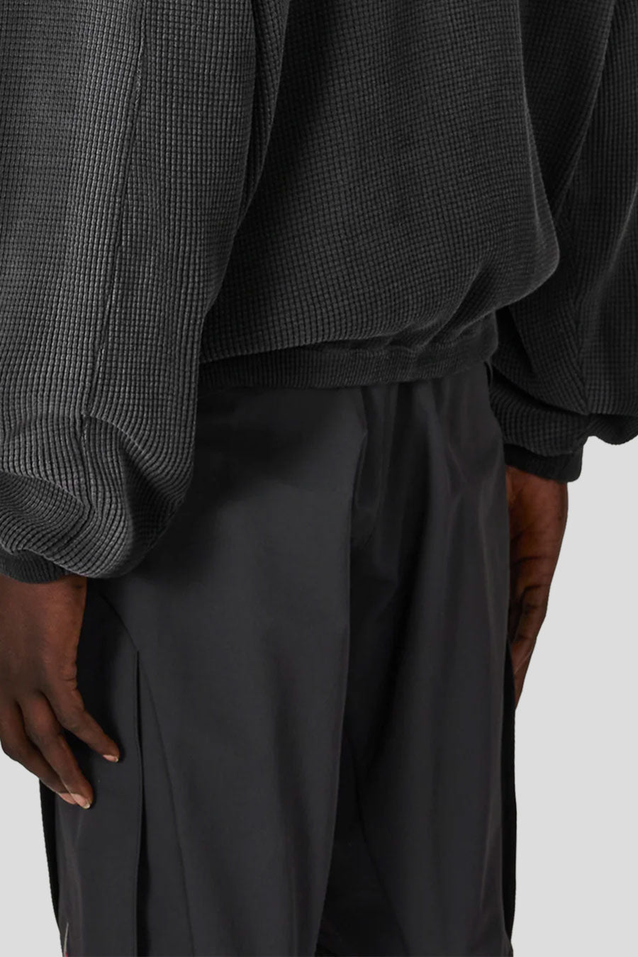 ROA HIKING - SWEAT À CAPUCHE ZIPPÉ GAUFRÉ BEE SUN NOIR - LE LABO STORE