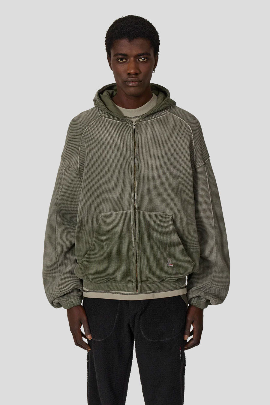 ROA HIKING - SWEAT À CAPUCHE ZIPPÉ GAUFRÉ BEE SUN OLIVE - LE LABO STORE