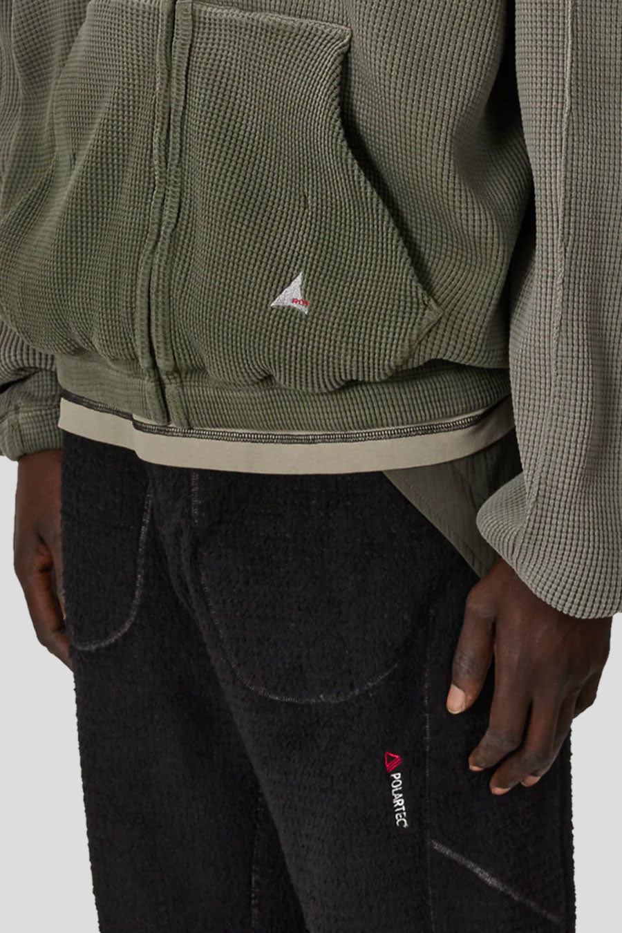 ROA HIKING - SWEAT À CAPUCHE ZIPPÉ GAUFRÉ BEE SUN OLIVE - LE LABO STORE