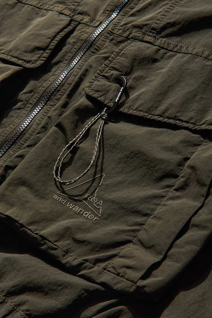 ROA HIKING - KHAKI ROA X AND WANDER HOODED JACKET  - LE LABO STORE
