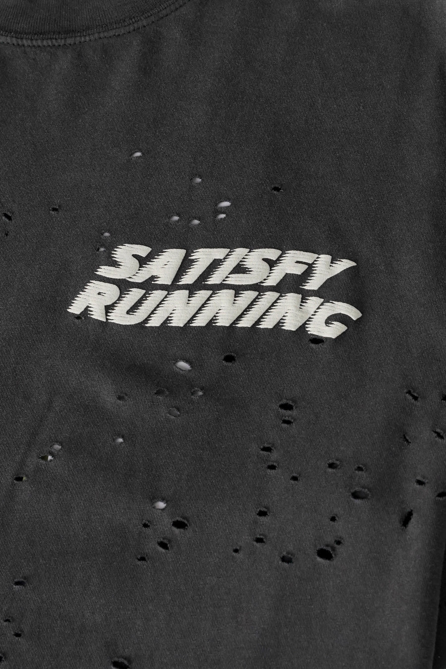 SATISFY - T-SHIRT MOTHTECH WAVE LOGO NOIR DÉLAVÉ - LE LABO STORE