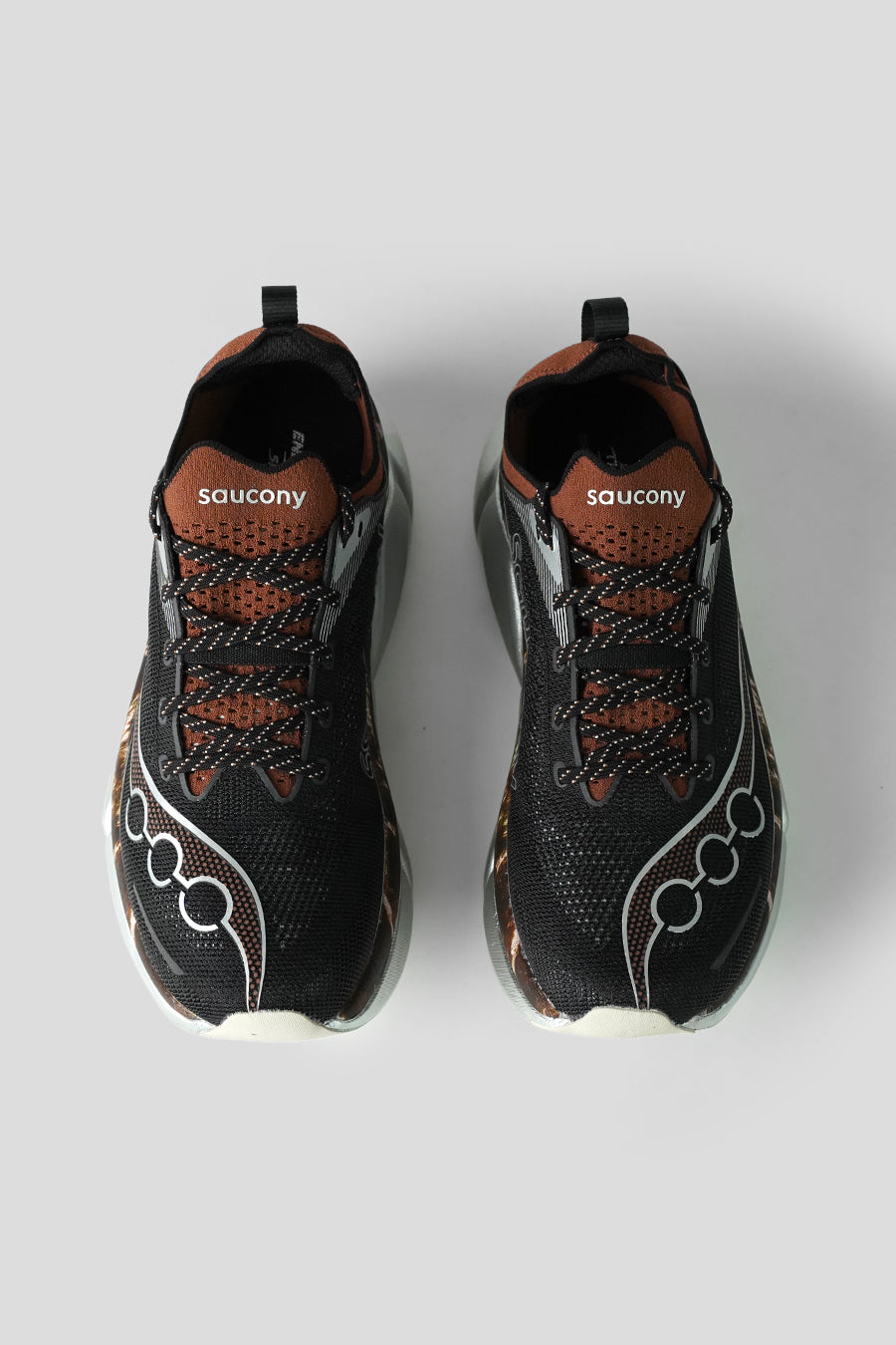 Saucony - BLACK AND CHROME ENDORPHIN ELITE 3 SNEAKERS - LE LABO STORE
