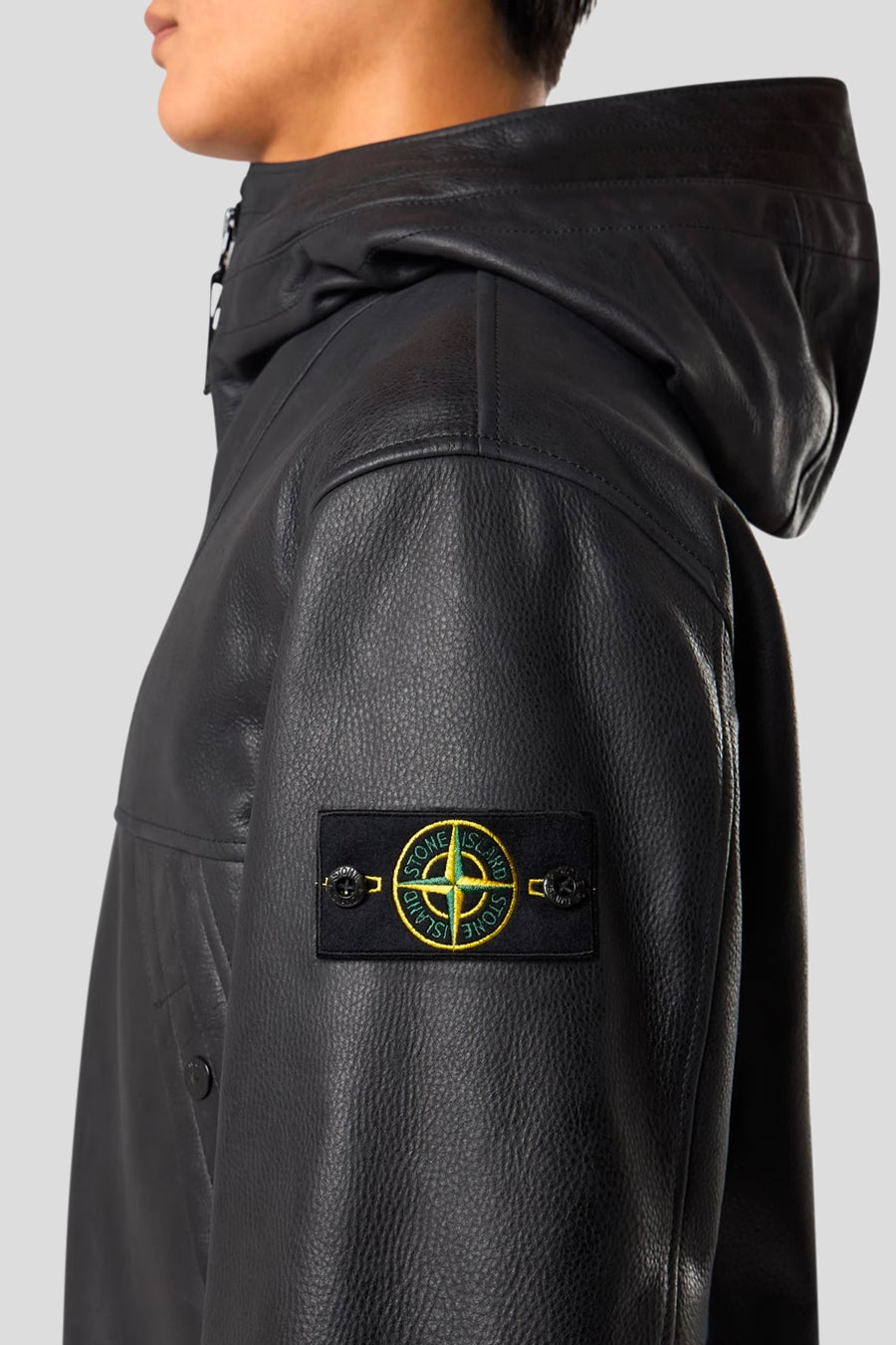 Stone Island - VESTE À CAPUCHE EN CUIR TEXTURÉ NOIRE - LE LABO STORE