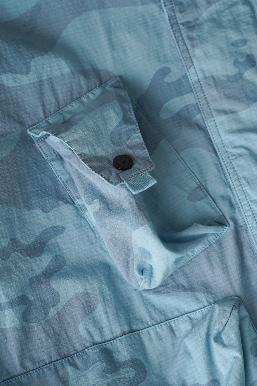 Stone Island - VESTE LÉGÈRE RIPSTOP BLEU CENDRÉ CAMO - LE LABO STORE